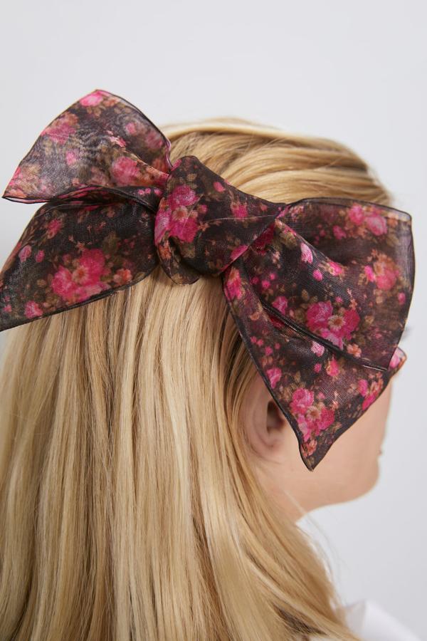 Pinza de lazo XXL de organza y con estampado de flores, 9,95 euros.