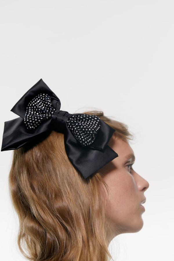 Pinza tipo lazo con brillos, 9,95 euros.