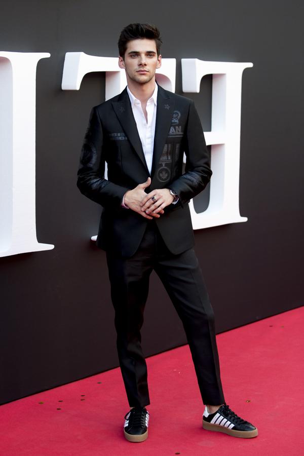 Álvaro Rico optó por un traje negro estampado con una camisa blanca y zapatillas en los mismos tonos.