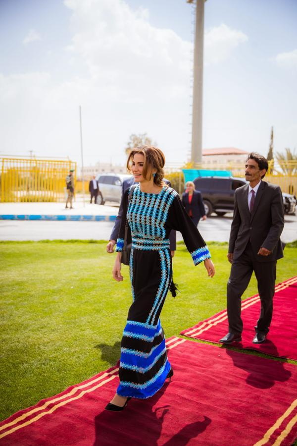 Con un vestido azul de rayas y unos salones negros de punta, Rania enamoró con uno de sus últimos looks. Sencillo, elegante y la inspiración perfecta para una boda o una comunión.