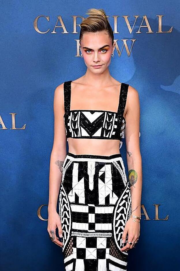 Cara Delevingne lució un moño alto con tupé lateral perfecto para que su maquillaje fuese el protagonista.