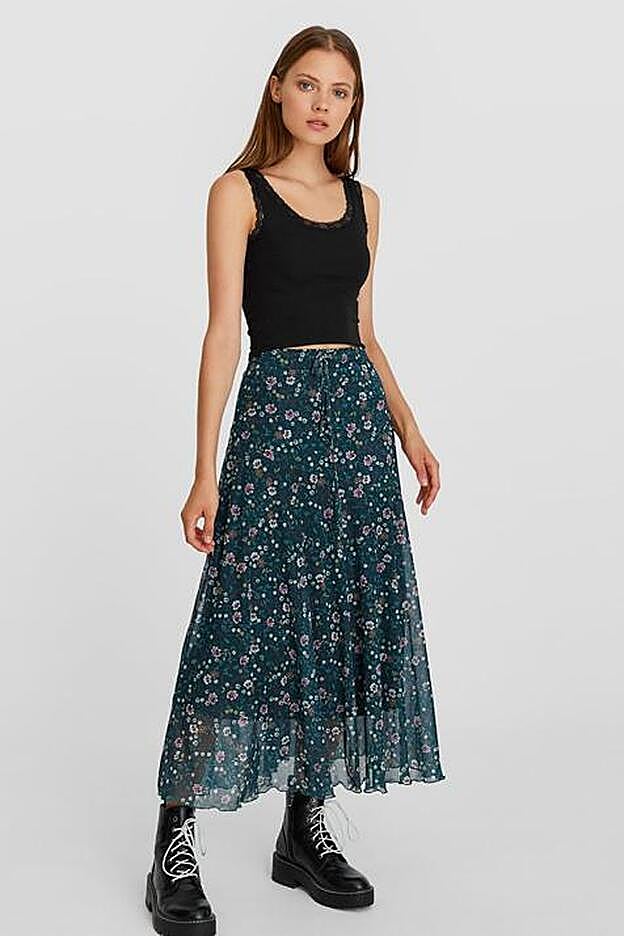 Puedes copiar la falda de María García de Jaime con este modelo de Stradivarius que cuesta 19,95 euros.