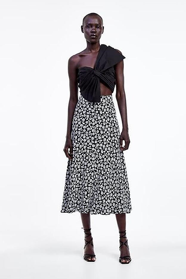 Puedes copiar la falda de María García de Jaime con este modelo de Zara que cuesta 39,95 euros.