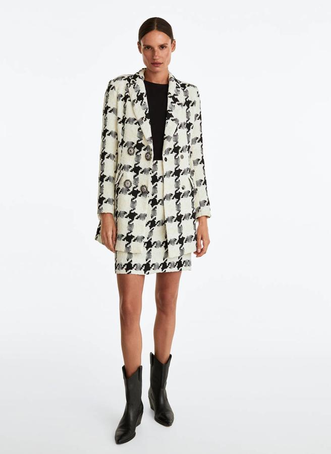 Este traje black&white de pata de gallo de Uterqüe es una inversión de la que no te arrepentirás, porque además de precioso y favorecedor, no pasa de moda. La blazer cuesta 179 euros, y la falda, 79.