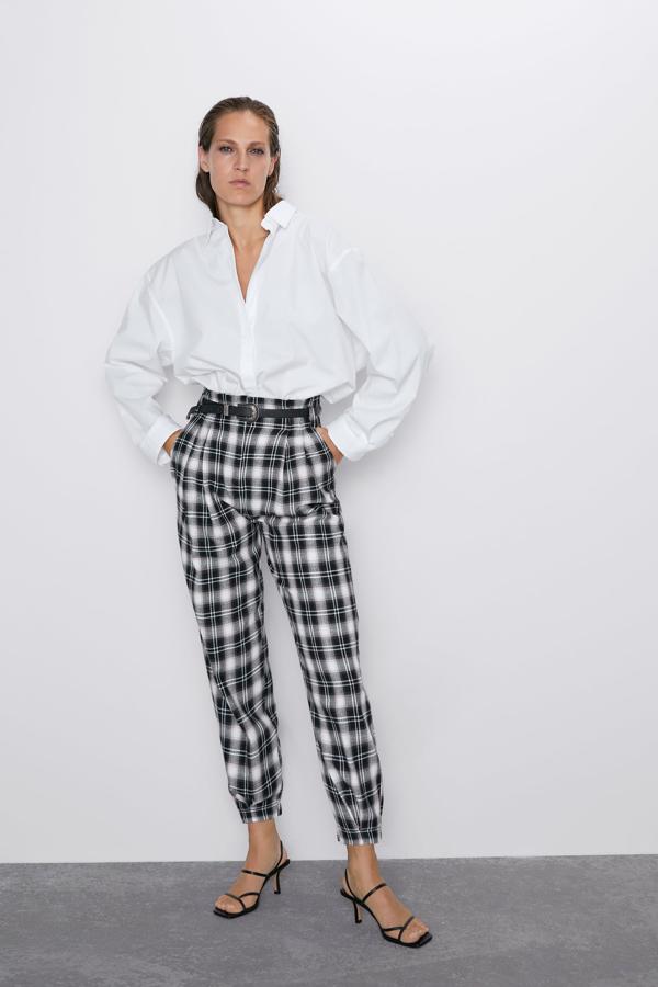 Sencillo, a la última y súper favorecedor. Este conjunto 'working girl' de Zara tiene todos los ingredientes para triunfar en la oficina: una camisa blanca que sienta de maravilla (19.95 euros) y unos pantalones 'slouchy' de cuadros (29.95 euros) de plena tendencia.