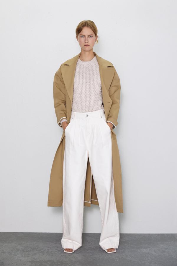 Pocos looks de entretiempo para ir a la oficina más perfectos y favorecedores que este de Zara, con jersey con perlitas (29.95 euros), vaqueos blancos palazzo (39.95 euros) y el rey de la temporada, el trench (59.95 euros).