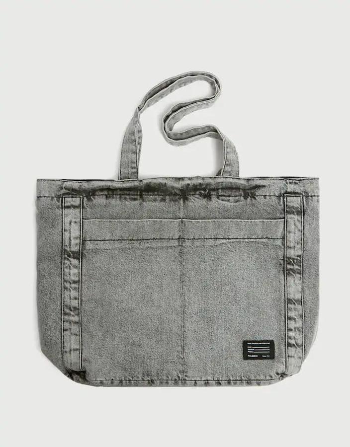 Bolso shopper con tejido vaquero con efecto lavado, 29,99 euros.