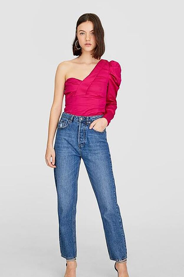 Blusa con manga asimétrica, 17,99 euros.