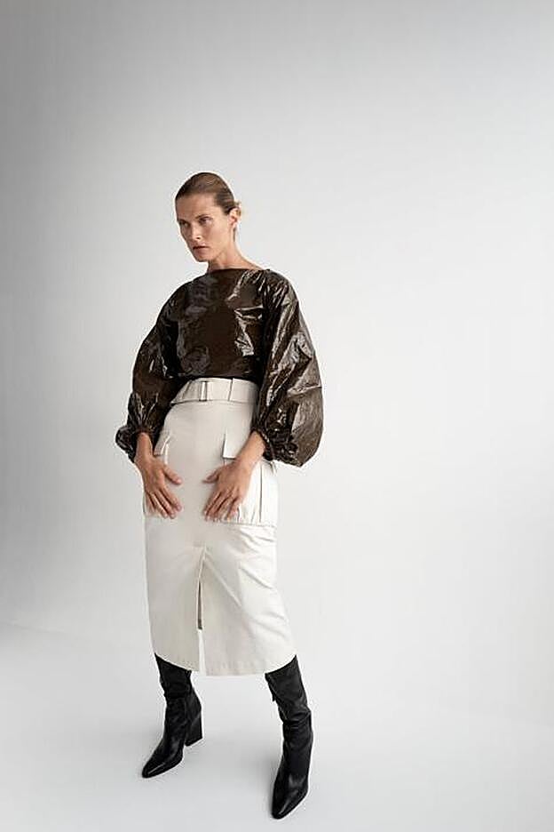 En Zara proponen combinarla con una falda de tubo blanca y unas botas altas para un look estilo working.