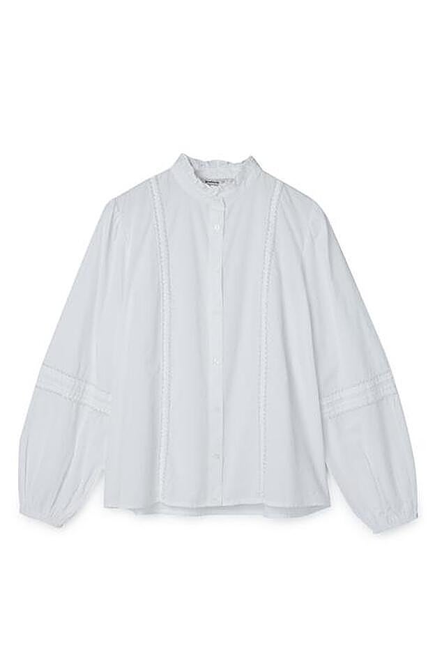 Blusa popelín perlas. (25,99 euros).