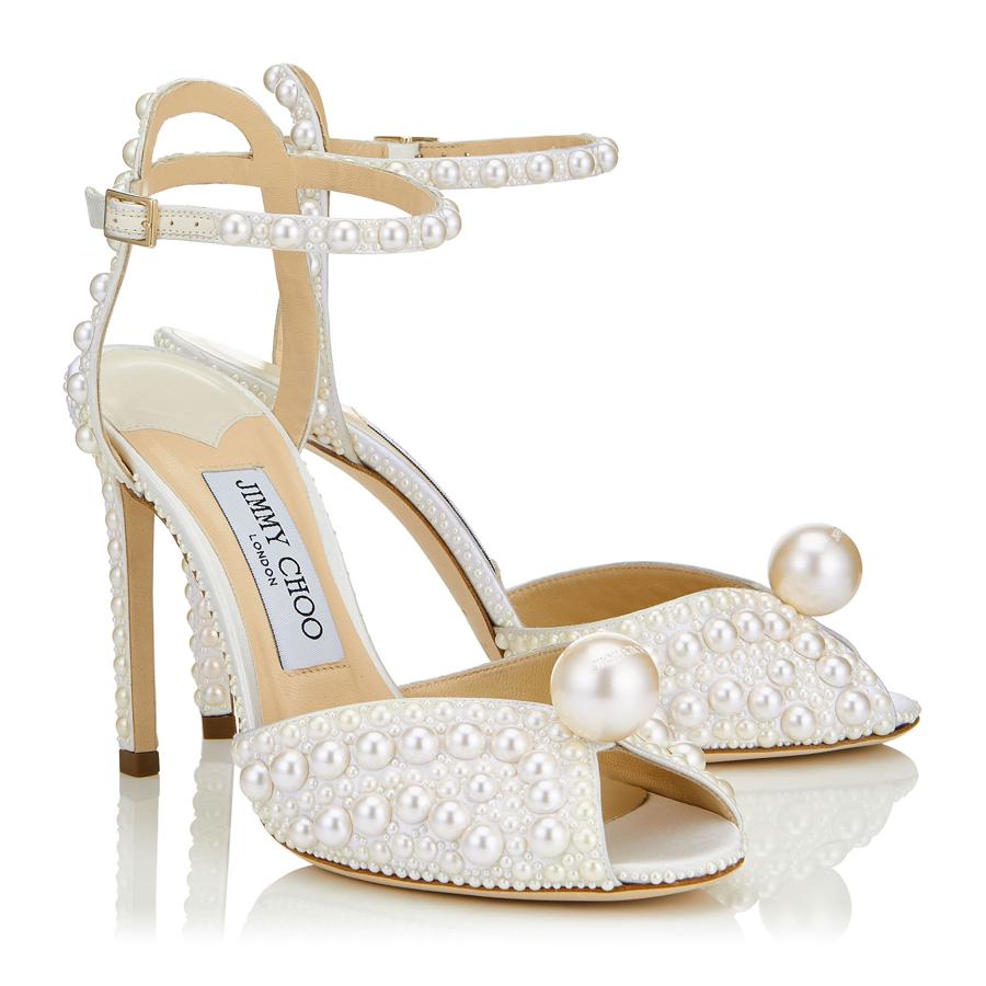 O las sandalias joya de perlas de Jimmy Choo, el modelo Sacora 100 (1.495 euros).
