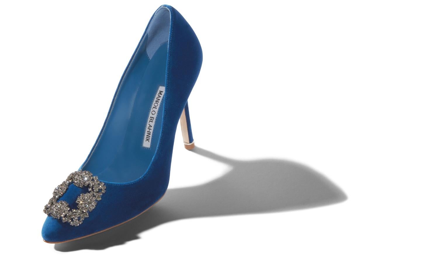Los famosísimos Hangisi de Manolo Blahnik (nos encantan en el acabado 'velvet', 920 euros), el 'algo azul' al que no renunció ni siquiera Carrie Bradshaw.