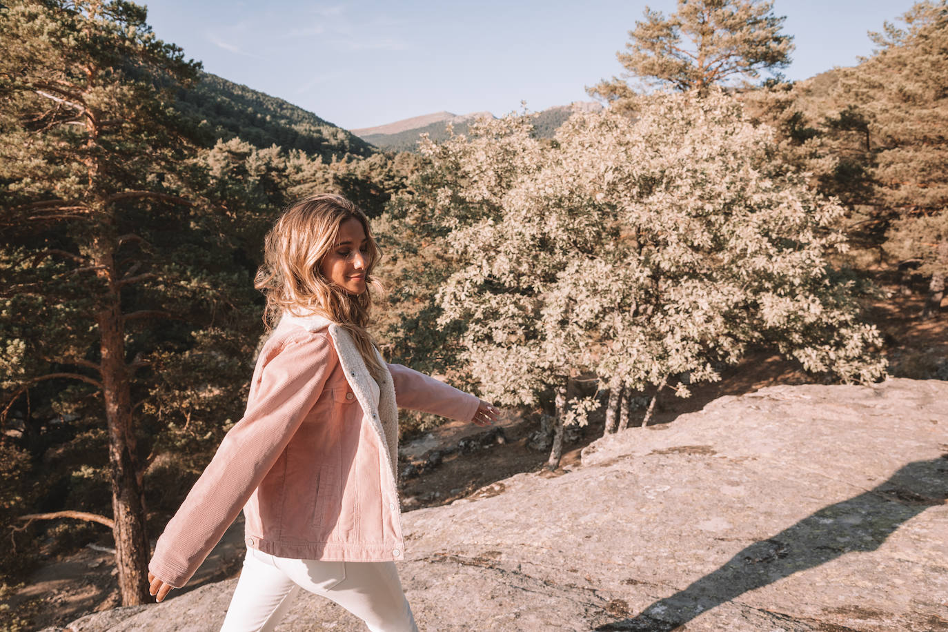 María Pombo elige sus favoritos de la colección 'eco friendly' de Springfield y se decanta por las nuevas truckers de borrego pana y los jeans slim en tonos como el blanco.