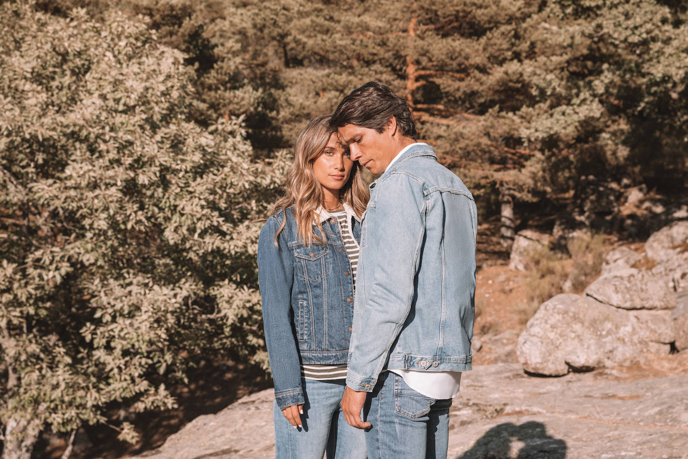 María Pombo y su marido, Pablo Castellano, posan con prendas desenfadadas como estos looks 'total denim' de la colección 'eco friendly' de Springfield.