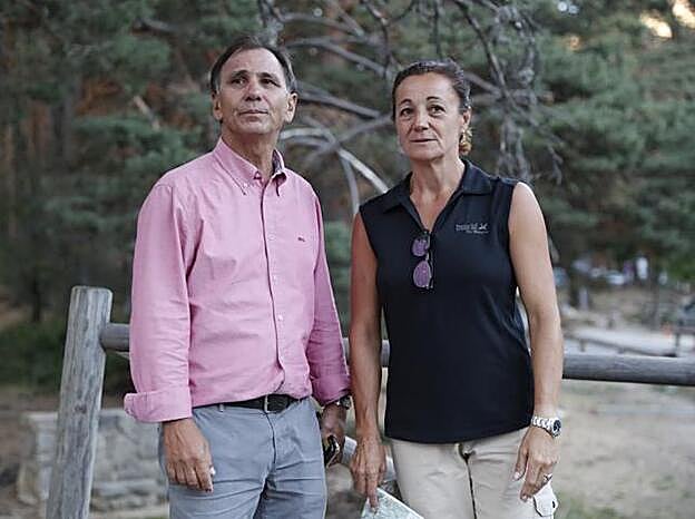 La familia de Blanca fernández Ochoa, cada vez menos esperanzada. En la imagen, su hermana Lola y su cuñado, Adrián Federighi.