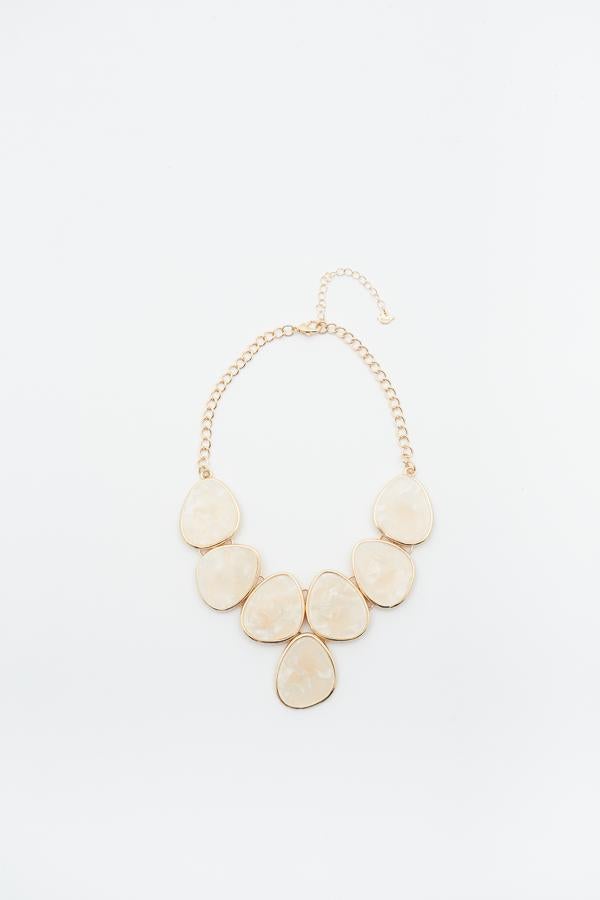 Un maxi collar que luego puedas reutilizar en tu día a día, como este de nácar de Sfera (7.99 euros).