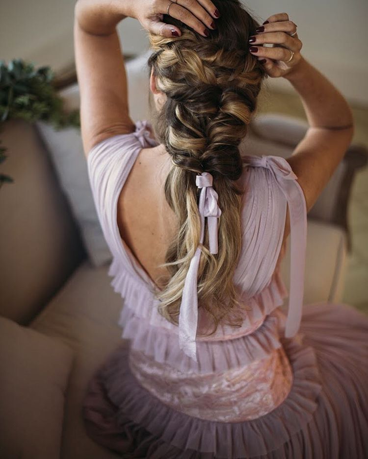 Un lazo de seda natural teñido a mano para dar un toque súper femenino y delicado a tu look. Este es de Warm&Wild.