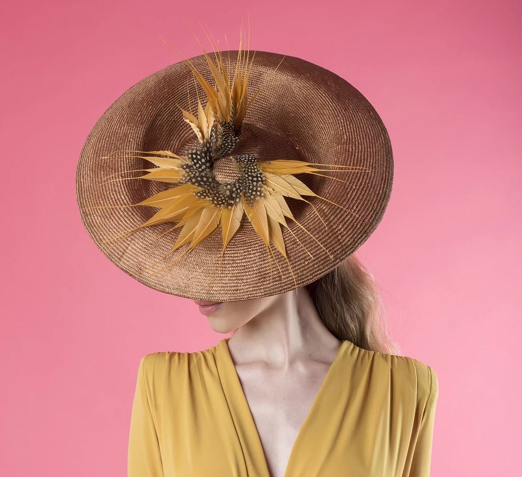 Un tocado que se convierta en el aliado perfecto de tu vestido para una boda de día, como este de Mimoki (430 euros).