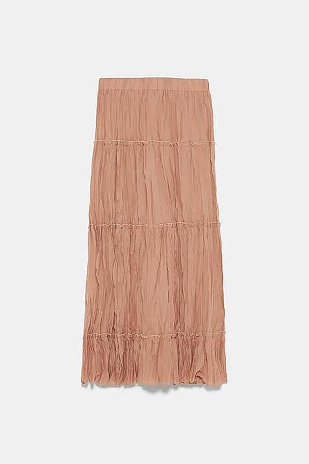 Falda larga con efecto arrugado en color beige, 29,95 euros.