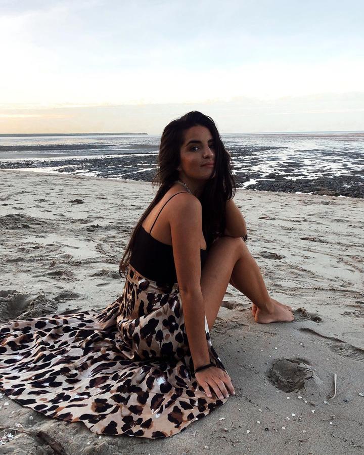 La influencer ha compartido un outfit muy sencillo, compuesto por dos piezas: un top negro corto ajustado y de tirante fino, y la estrella: una  falda mide con estampado de leopardo.  Su tejido de satén fluido la convierte en una prenda cómoda y fresquita para estrenar en verano y su estampado cálido es perfecto para sacarle partido hasta el final del otoño