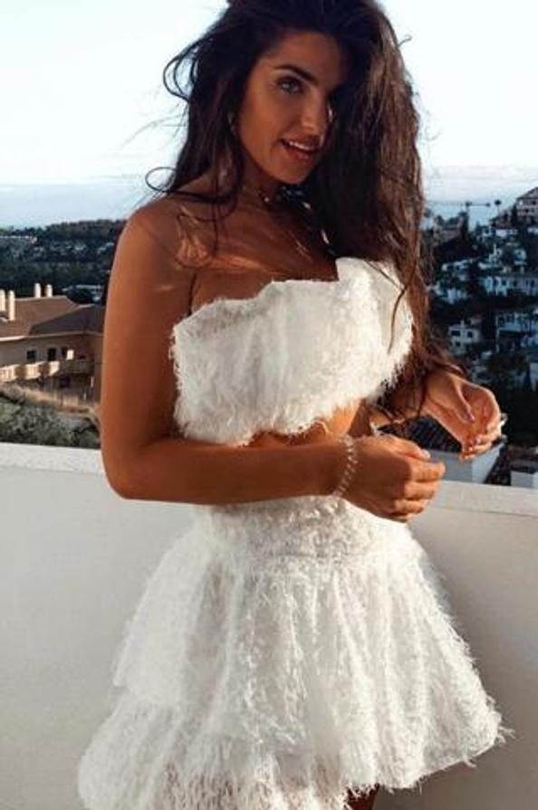 Se trata de un  cuerpo corto de escote recto con volumen y una mini falda  a conjunto de Zara que la influencer ha lucido estos días durante sus vacaciones en Marbella.