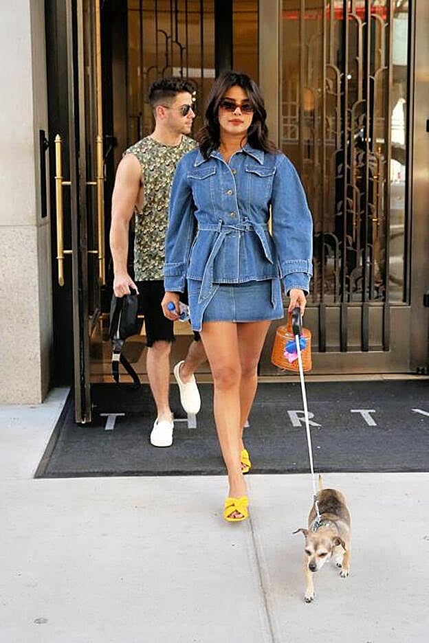 Priyanka Chopra sale así de ideal para pasear a su perro. Lo ha hecho con una cazadora vaquera que le vamos a copiar ya en Stradivarius.