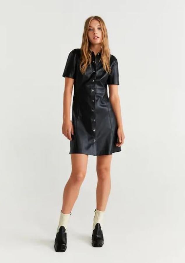 Corto, de manga corta y con botones en plata, es el mejor compañero para la nueva temporada. Mango, (39,99 euros).