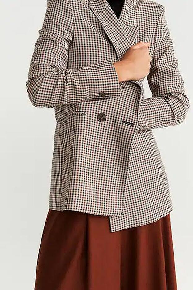 Americana oversize estructurada con estampado de cuadros, 49,99 euros.