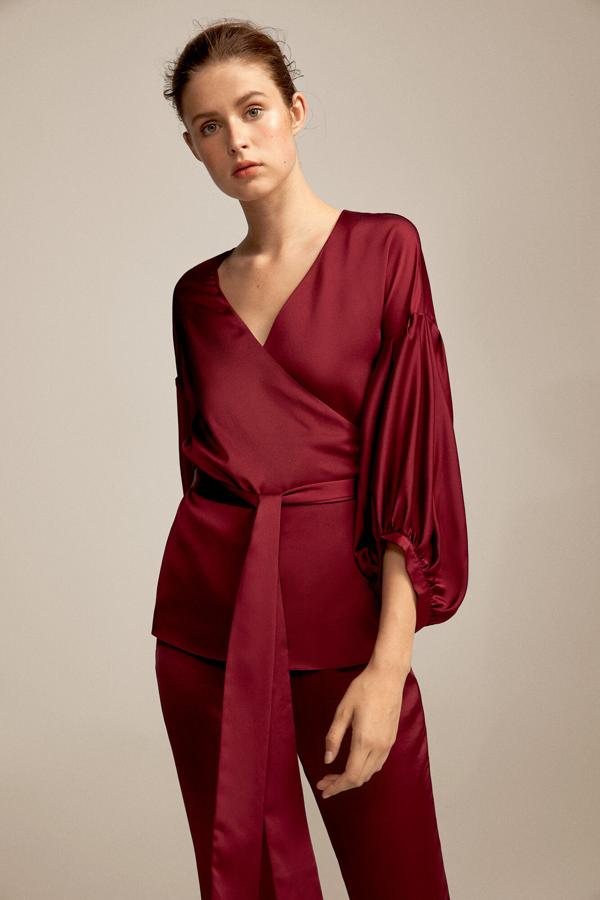 Blusa cruzada de satén en color granate, con manga francesa en volumen, de Pedro del Hierro (99.90 euros).