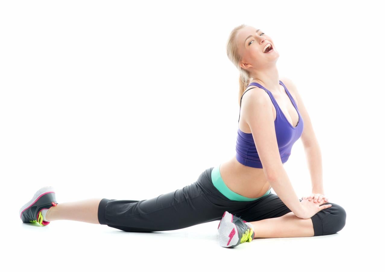 Arrodíllate y coloca una pierna doblada hacia adelante. Estira la otra pierna hacia atrás. Coloca las manos en el suelo a los lados del cuerpo hasta que vayas colocando la ingle en el suelo. Para que la ingle llegue al suelo aleja el talón de la pierna doblada lo que sea necesario y levanta la rodilla, contrae el glúteo de la pierna estirada para que no haga palanca. Lleva el cóxis hacia el pubis y metiendo el abdomen junta los omóplatos y dirígelos al cóxis. Estira los brazos sobre la cabeza con las palmas juntas. Cambia de pierna y repite la postura.