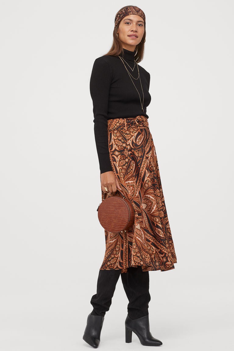 Falda midi con cinturón y estampado paisley. (29,99 euros).