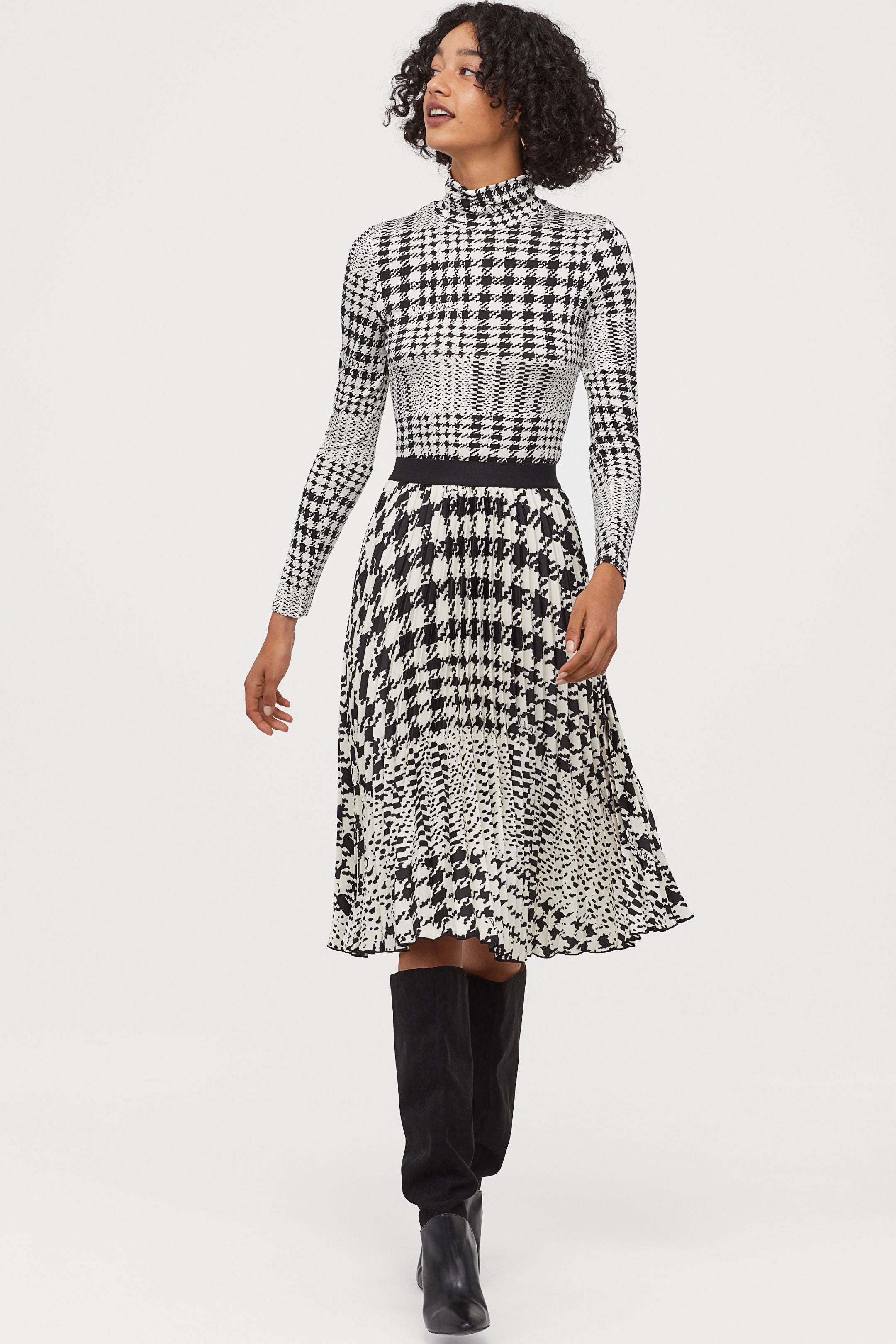 Falda plisada con estampado pata de gallo, una de las tendencias que va a pisar fuerte esta temporada. Diseñada por Richard Allan. (34,99 euros).