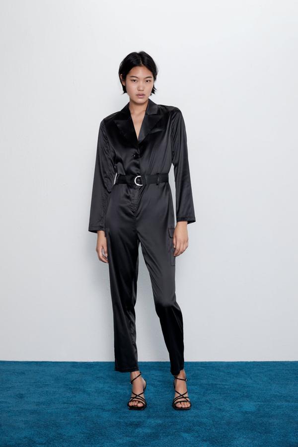 Este mono se acerca a la tendencia worker pero en versión fiesta, garcias a su tejido de raso (39,95 euros).