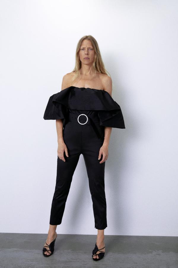 Está agotado, solo queda en la talla XS, pero si tienes suerte y es la tuya, con este mono palabra de honor y cinturón de fiesta serás la envidia de todas tus amigas (89,95 euros).