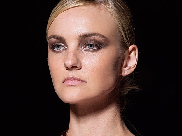 Dependiendo de cómo se apliquen las sombras de ojos marrones pueden ser aptas para el día o la noche. Tom Ford apuesta por un look más nocturno.