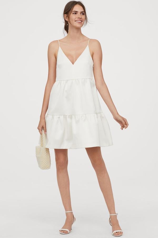 Si eres de las que no quiere renunciar al mini vestido en su gran día, este diseño es la prenda perfecta. Vestido de H&M, (69,99 euros).