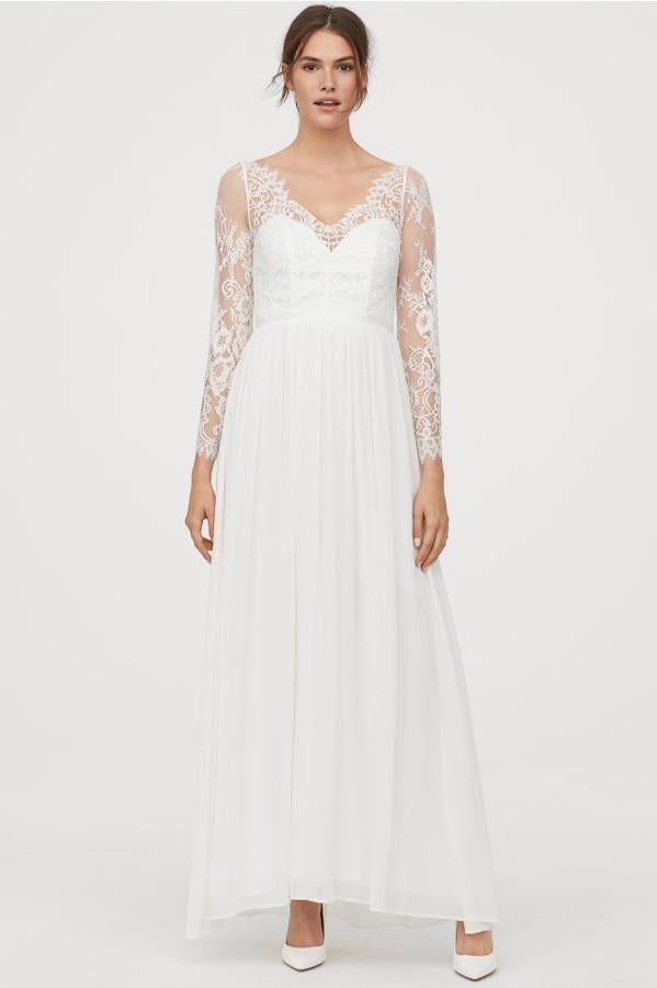 Si quieres mantener un aire tradicional y no renunciar al 'vestido de novia clásico' H&M tiene una sección de novias low vost. Vestido de H&M, (199 euros).