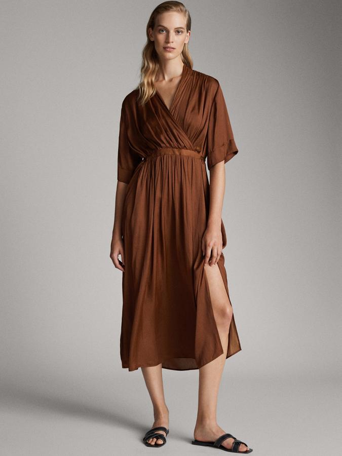 Vestido midi de satén color café con detalle plisado en el cuerpo y escote cruzado, de Massimo Dutti (99.95 euros).