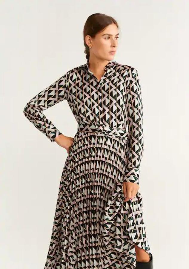 Vestido camisero con estampado geométrico y falda plisada, de la nueva colección de Mango (59,99 euros).