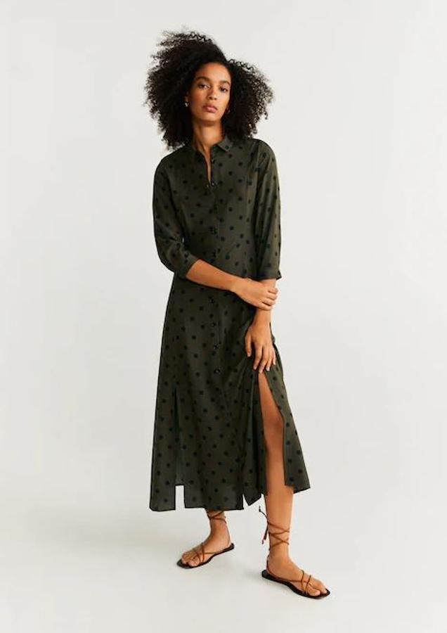 Si no te quieres complicar la vida con qué ponerte en el entretiempo, un vestido de lunares es siempre una buena idea. Como este de la nueva colección de Mango (29,99 euros).