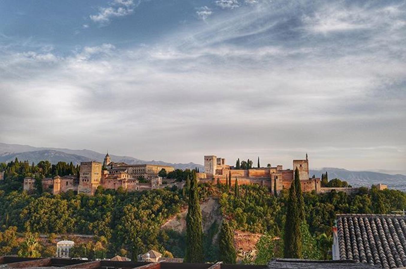 El mirador de San Nicolás está ubicado en el corazón del Albaicín, y regala una completa panorámica de la Alhambra, la ciudad granadina, su Vega y Sierra Nevada al fondo. Apreciar el atardecer aquí escuchando a los grupos tocando la guitarra lo convierten en un sitio imprescindible de visitar.