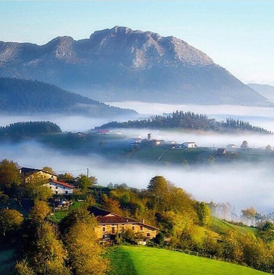 Ubicado en la carretera del Parque Natural de Urkiola, en el Alto de Krutzeta, se encuentra este mirador dónde se puede disfrutar de la belleza natural que ofrece el Valle del Aramaio. Los caseríos, el verde de la vegetación y las formaciones rocosas son sus principales atractivos. Se le conoce como 'la Pequeña Suiza', un apelativo que acuñó el rey Alfonso XIII durante su visita en 1905.
