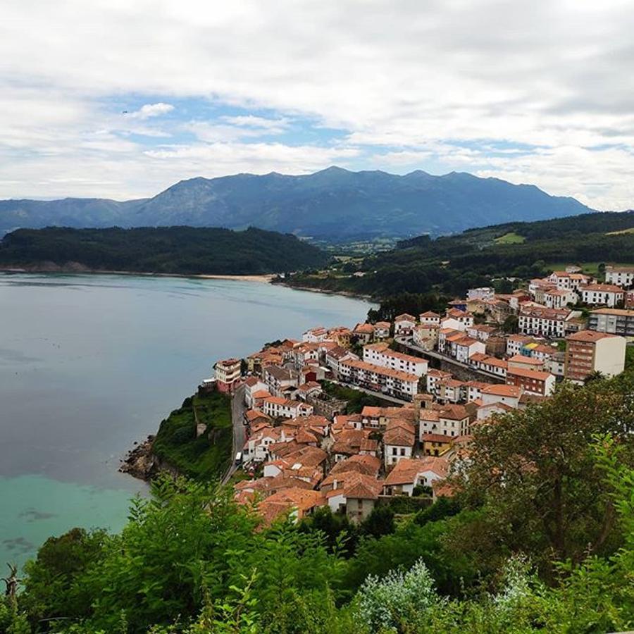 Situado en el acantilado de Lastres, desde este mirador se tienen unas impresionantes vistas del pueblo, de la playa La Griega, del puerto y de los Picos de Europa. Aquí se encuentra la capilla de San Roque que tiene un pequeño retablo barroco.Si lo tuyo es el senderismo aquí puedes practicarlo.