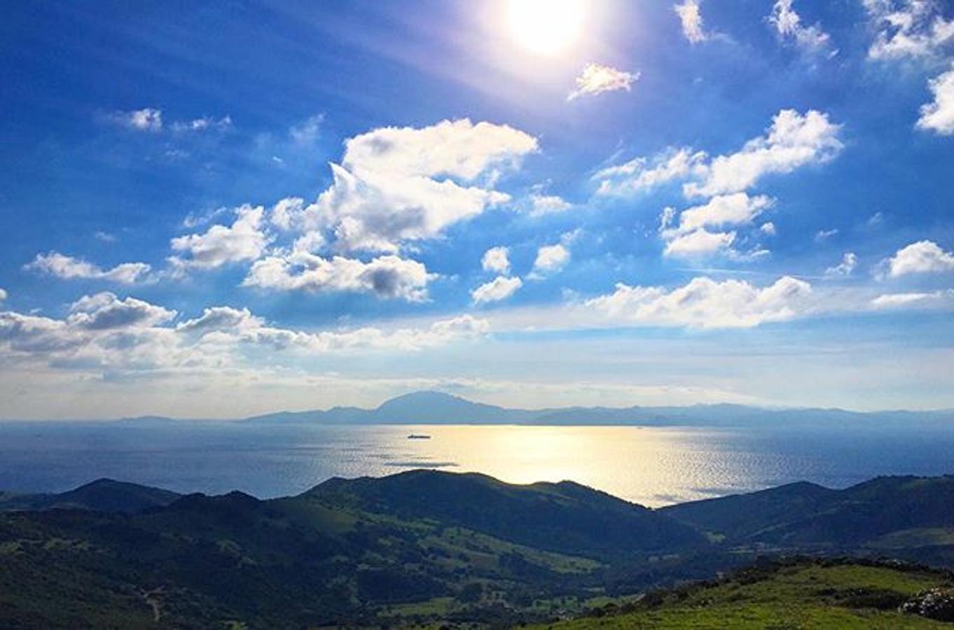 Desde el mirador del Estrecho de Gibraltar se divisa con nitidez África. Desde este punto solo dista unos 15 kilómetros: desde Ceuta, al este, a Tánger, al oeste. No es un mirador en primera línea de costa sino que se alza en un altozano a unos 300 metros sobre el nivel del mar, en la subida al puerto del Bujeo, dentro del parque natural del Estrecho. Ofrece unas vistas magníficas a la lengua de agua del estrecho y a la costa africana, pero también a la propia costa mediterránea gaditana.