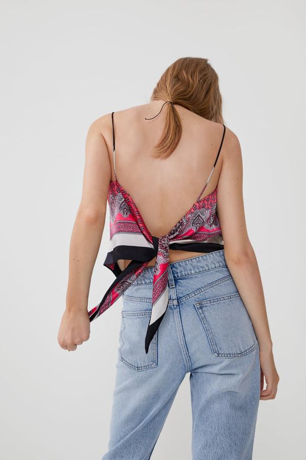 Top tipo pañuelo anudado a la espalda de Zara. Se lo hemos visto  a Marta Soriano  y cuesta 19,99 euros.