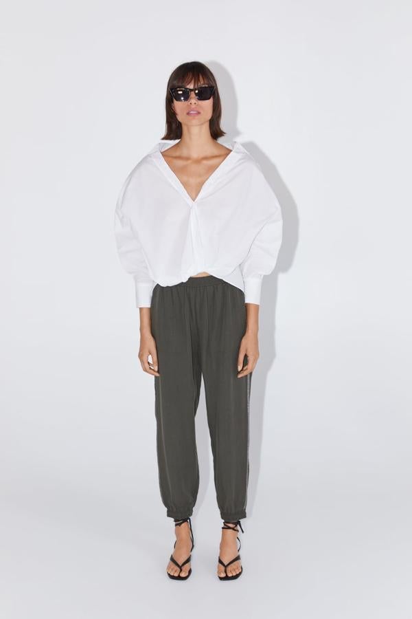 La tendencia athleisure vuelve más fuerte que nunca con este pantalón gris con raya de lentejuelas. De Zara, (25,95 euros).