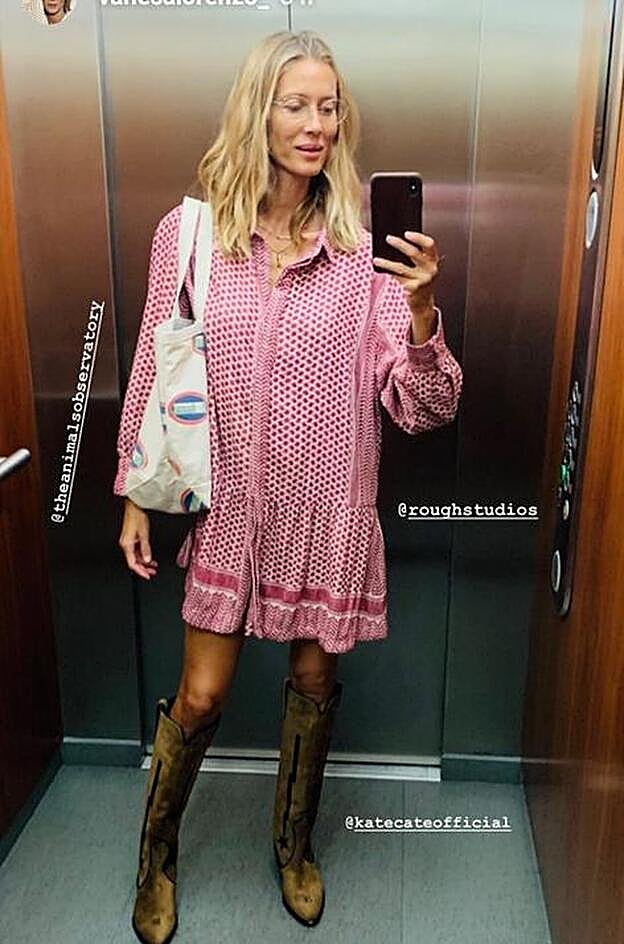Vanesa Lorenzo ha optado por un look de minivestido y botas de estilo cowboy.