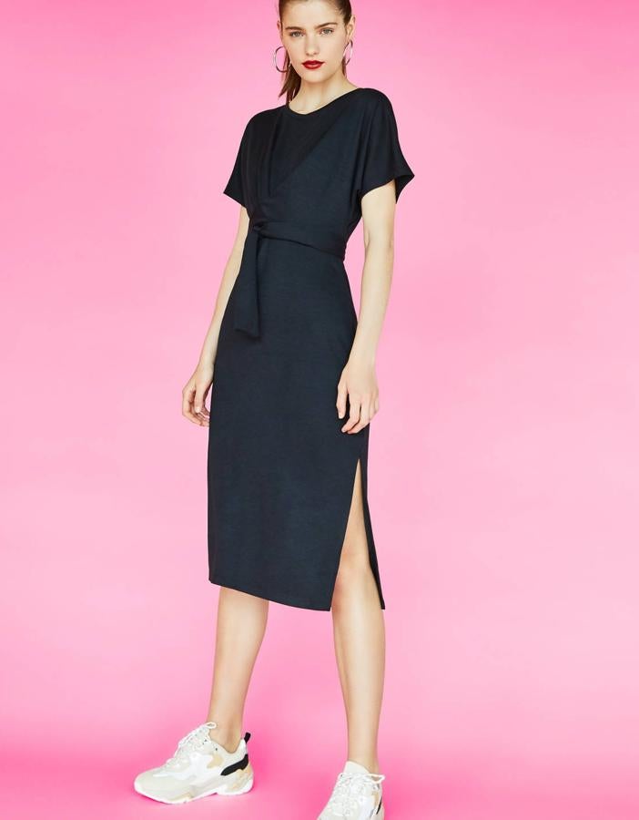 Vestido midi de inspiración 'working girl' con abertura en la falda y cintura marcada de Bershka (19.99 euros).