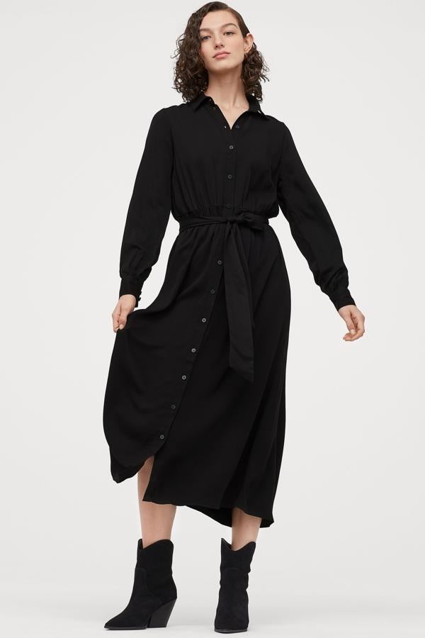Vestido camisero con largo midi y cinturón a juego de H&M (29.99 euros).