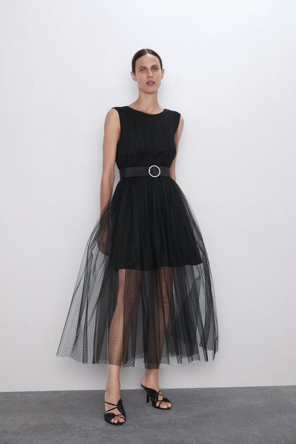 Vestido midi de tul plumetti con falda en volumen con transparencias de Zara (39.95 euros).